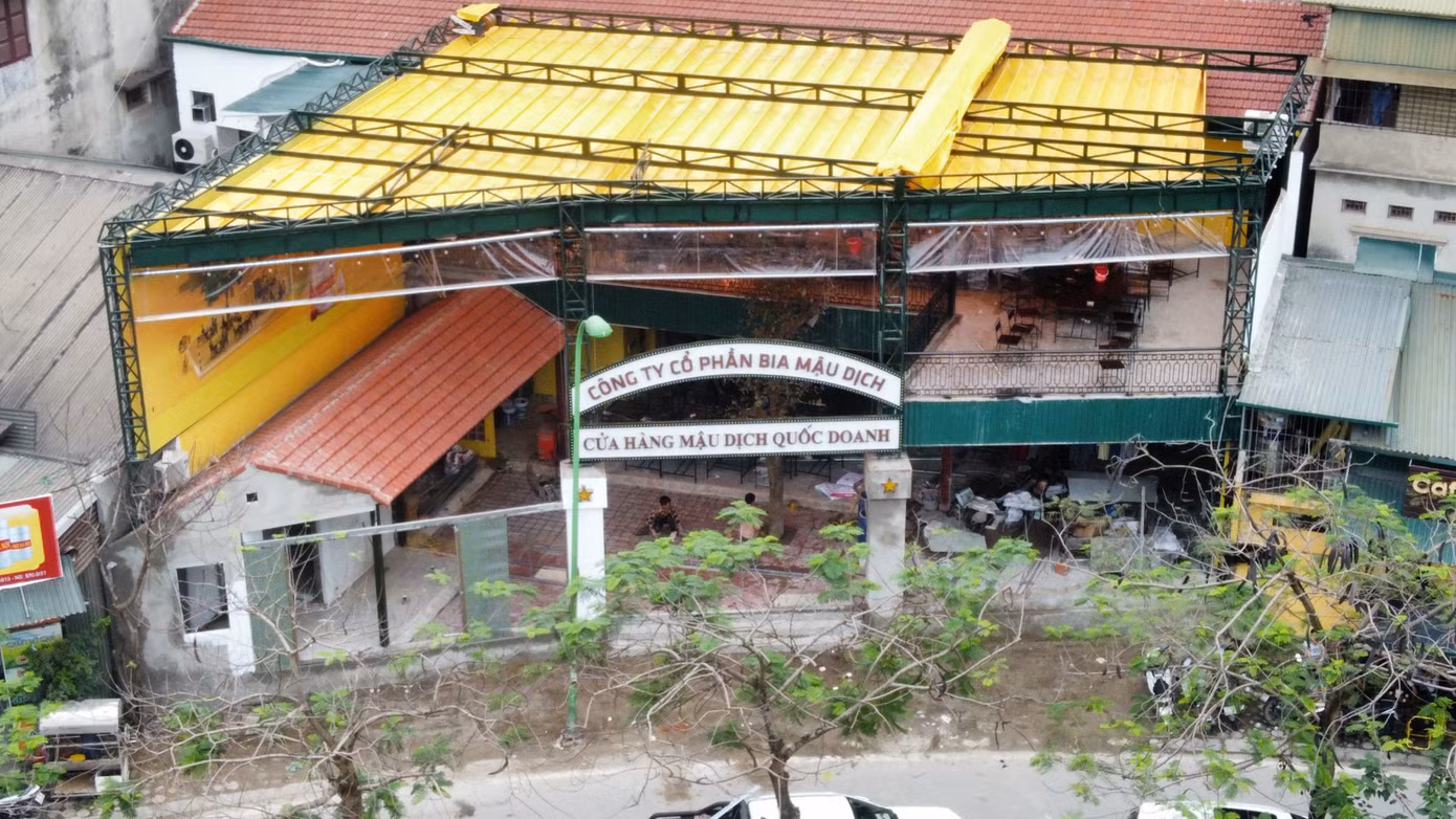 "Cửa hàng Mậu Dịch quốc doanh - Công ty cổ phần bia Mậu Dịch" mọc lên tại khu đất vốn làm văn phòng, kho xưởng của Công ty cổ phần Kim Khí Hà Nội.