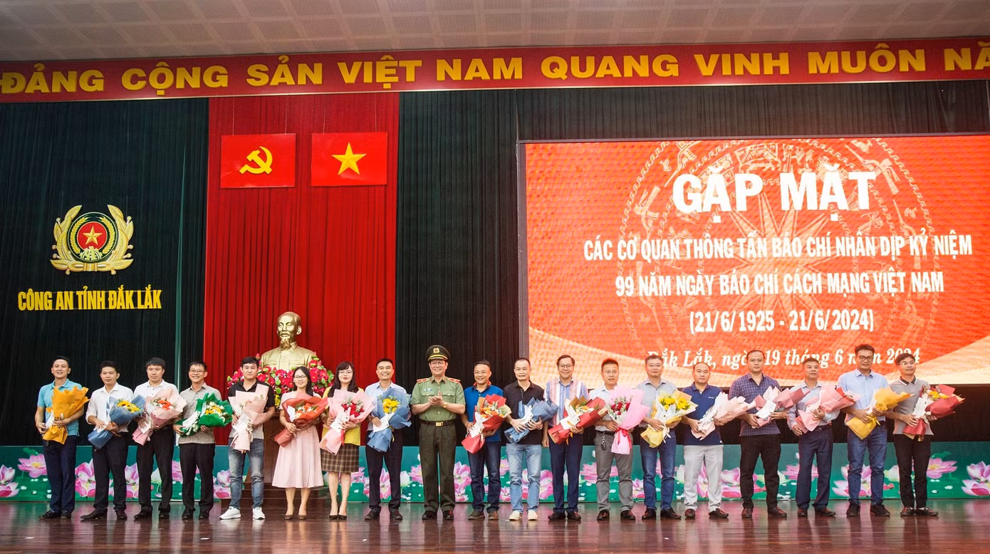 Thiếu tướng Lê Vinh Quy, Giám đốc Công an tỉnh Đắk Lắk tặng hoa chúc mừng các phóng viên, nhà báo dịp 21/6. Ảnh: Ngọc Giang