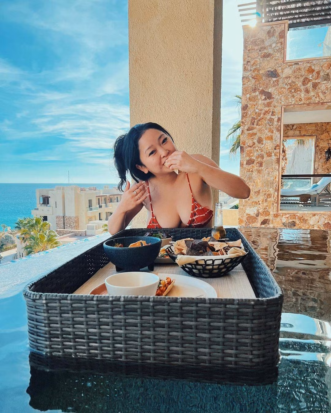 Sao gốc Việt Lana Condor gây sốt với bức ảnh khoe vòng một căng tràn bên bàn ăn. “Giáng sinh an lành với một chút bánh tacos”, cô viết.
