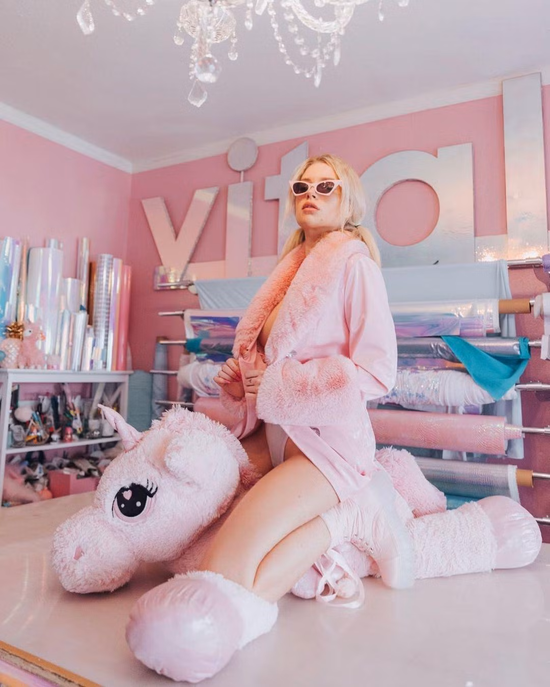 Lottie Moss không thích màu đỏ truyền thống mà lựa chọn tông hồng ngọt ngào.