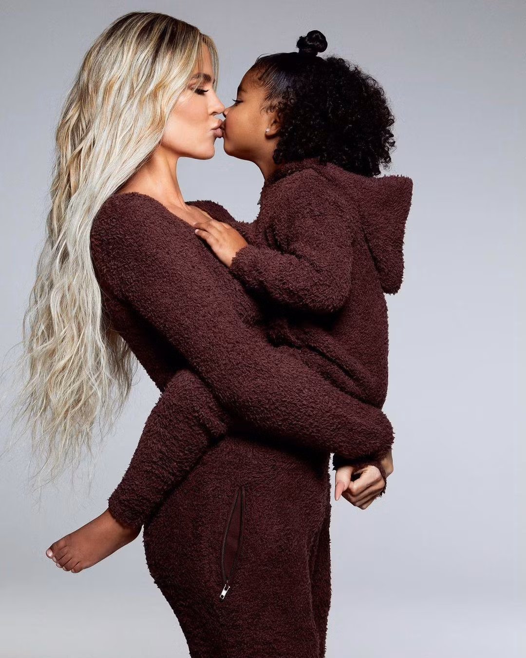 Khloé Kardashian chia sẻ ảnh chụp riêng với con gái True Thompson. “Rõ ràng là tôi đã có tên trong danh sách tốt. Nhìn vào món quà của tôi đi! Cô ấy là phước lành tuyệt vời nhất của tôi”, cô viết.