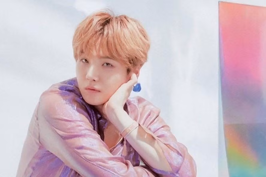 Suga là thành viên đầu tiên của BTS được xác nhận mắc COVID-19.