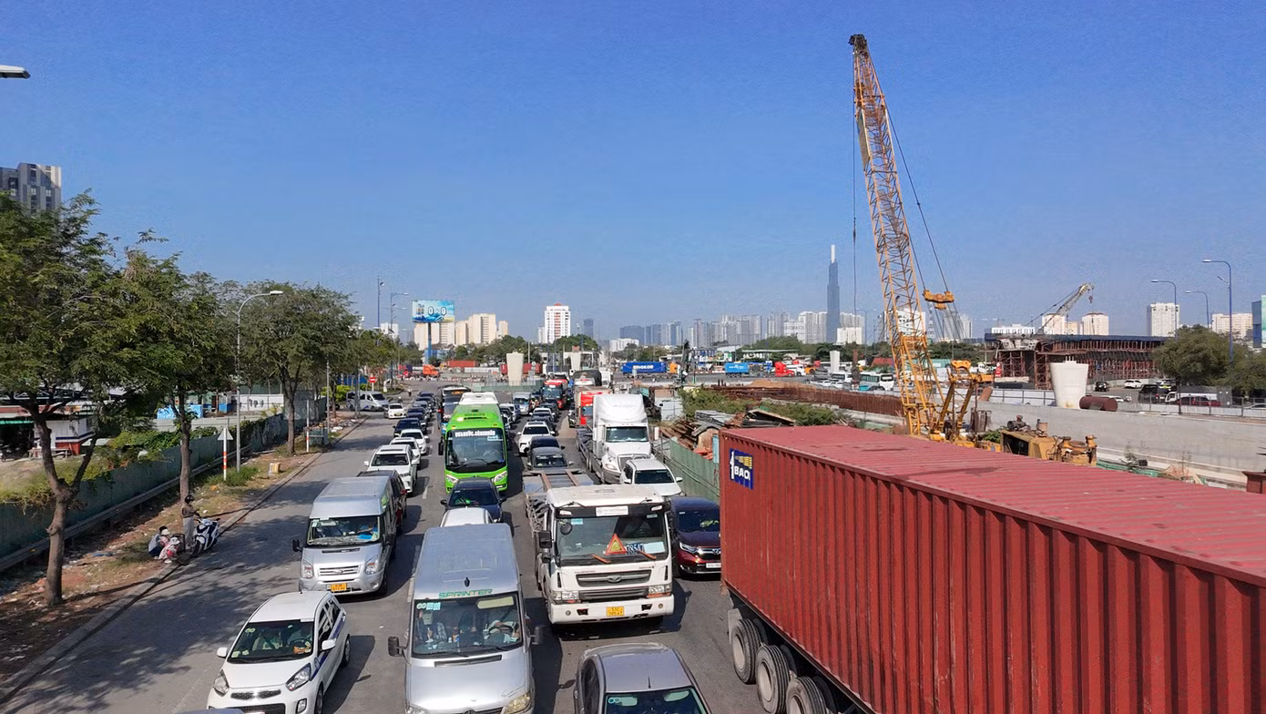 Dòng phương tiện nối đuôi, xếp hàng di chuyển chậm vào đường dẫn lên cao tốc TPHCM - Long Thành - Dầu Giây.