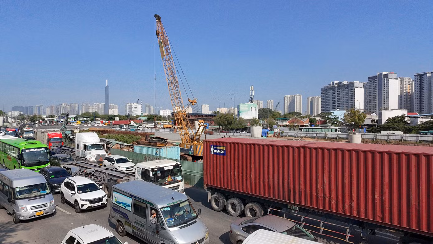 Phương tiện nối đuôi di chuyển vào cao tốc TPHCM - Long Thành - Dầu Giây.