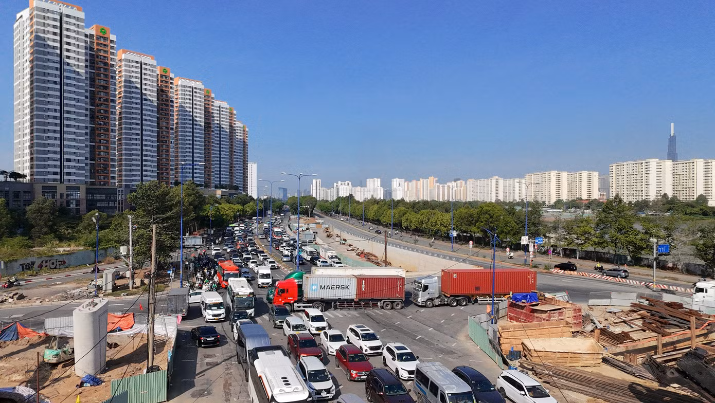 Theo ghi nhận của PV Tiền Phong, từ khoảng 8 giờ sáng 5/4, nhiều tuyến đường khu vực ở cửa ngõ phía Đông TPHCM - lối vào cao tốc TPHCM - Long Thành - Dầu Giây luôn trong cảnh đông đúc phương tiện.