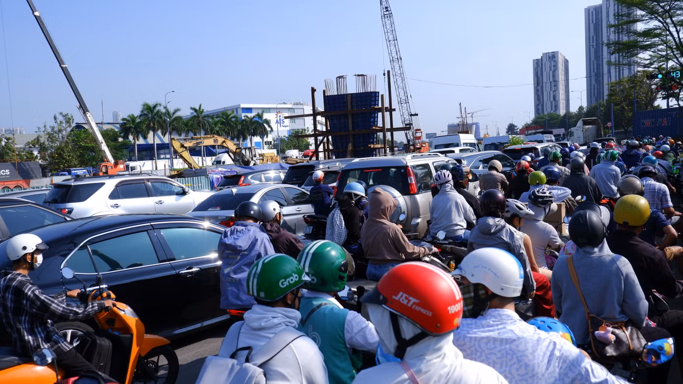 "Dịp lễ nào khu vực này cũng xảy ra tình trạng ùn ứ. Sáng nay, gia đình tôi đi Nha Trang du lịch. Tuy nhiên, khi xe đến nút giao Mai Chí Thọ - Đồng Văn Cống thì thấy ùn ứ, dòng xe dừng chờ đèn đỏ kéo dài" - anh Lê Minh Khôi (ngụ quận Tân Bình, TPHCM) chia sẻ.