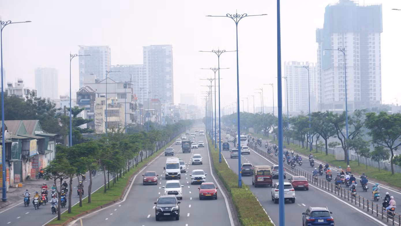 Trong buổi sáng 1/4, bầu trời TPHCM mịt mù, không có nắng. Ảnh: Hữu Huy