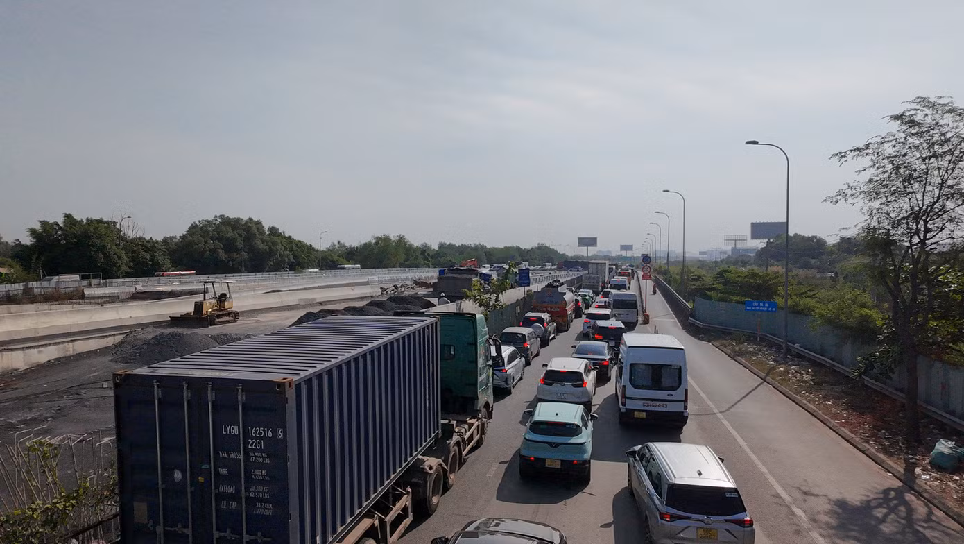 Phương tiện nối đuôi di chuyển vào cao tốc TPHCM - Long Thành - Dầu Giây.