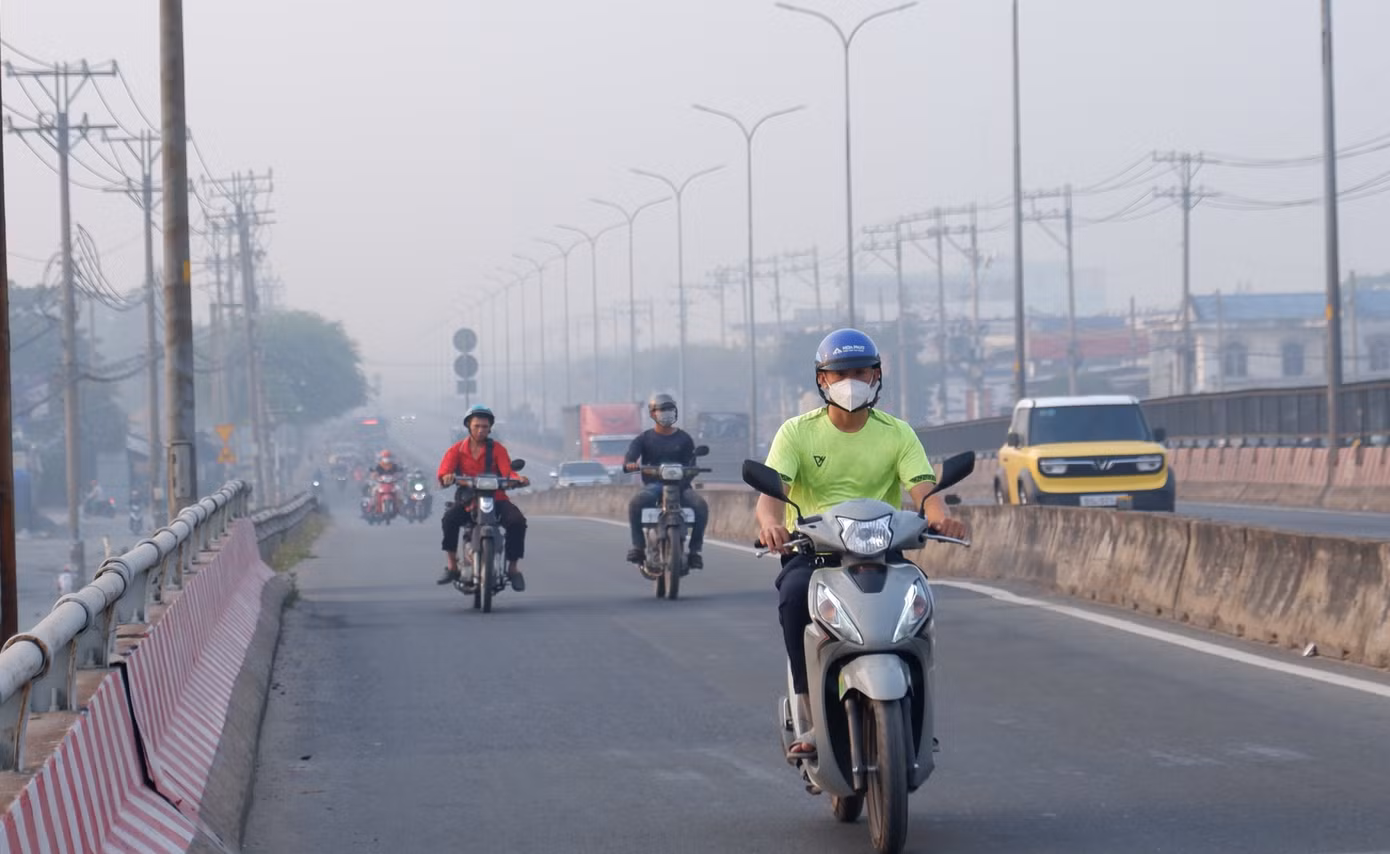 Sương mù tại khu vực quốc lộ 1 (quận Bình Tân, TPHCM). Ảnh: Hữu Huy
