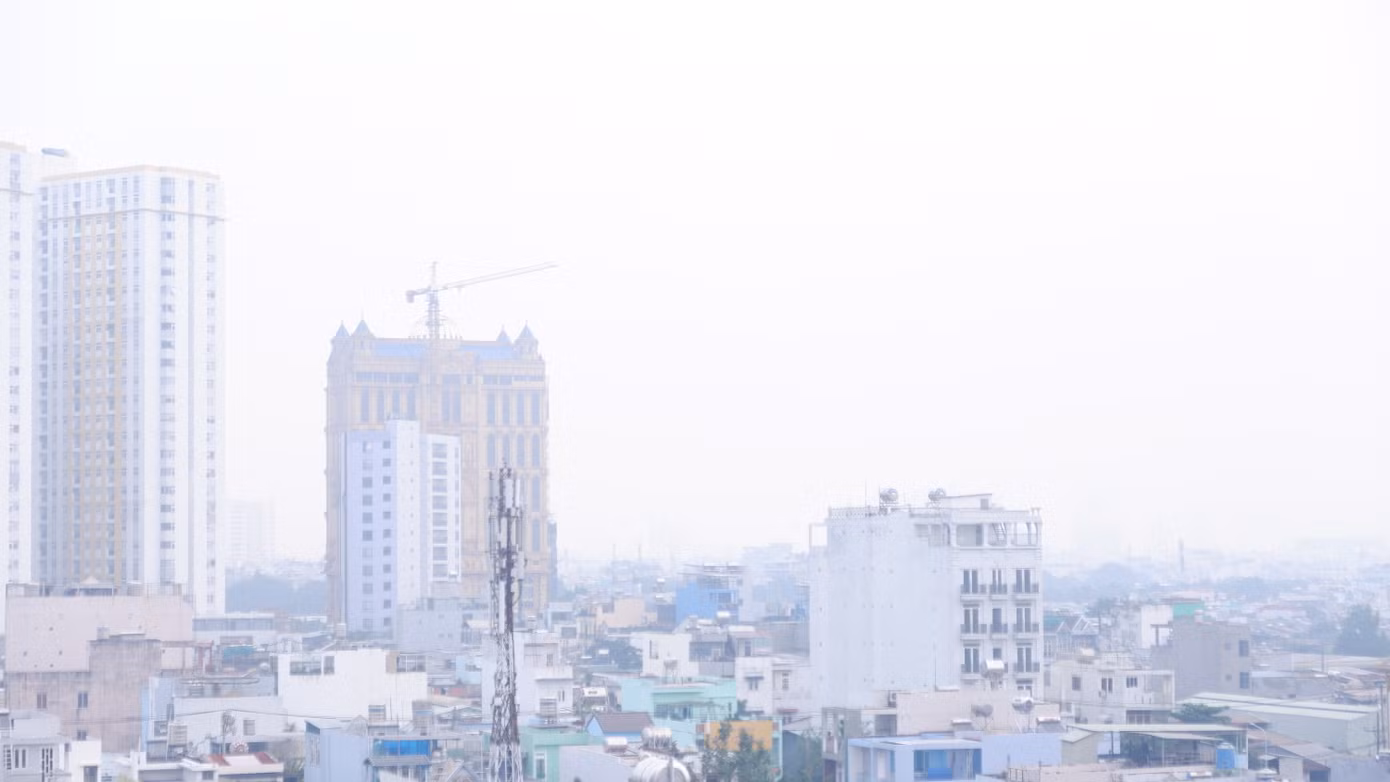 Sương mù xuất hiện dày đặc ở khu vực phường 16, quận 8, TPHCM vào sáng 1/4. Ảnh: Hữu Huy
