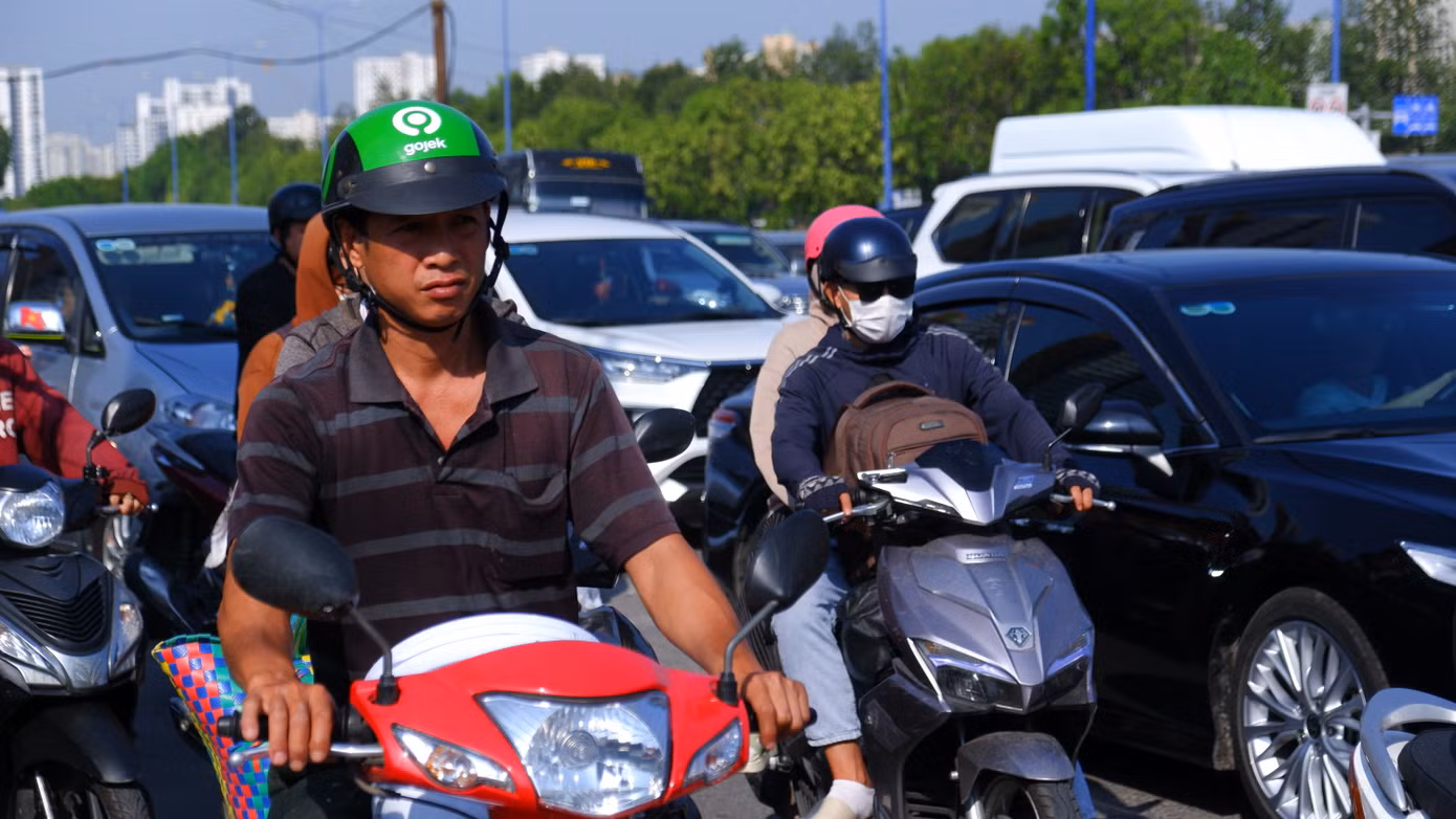 Thời tiết nắng nóng gay gắt, người dân "mướt mồ hôi" di chuyển qua khu vực nút giao giữa đường Mai Chí Thọ với đường Đồng Văn Cống.