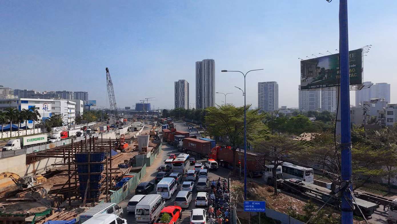 Phương tiện đông đúc ở đường Mai Chí Thọ dẫn đến tình trạng ùn ứ trên đường Đồng Văn Cống.