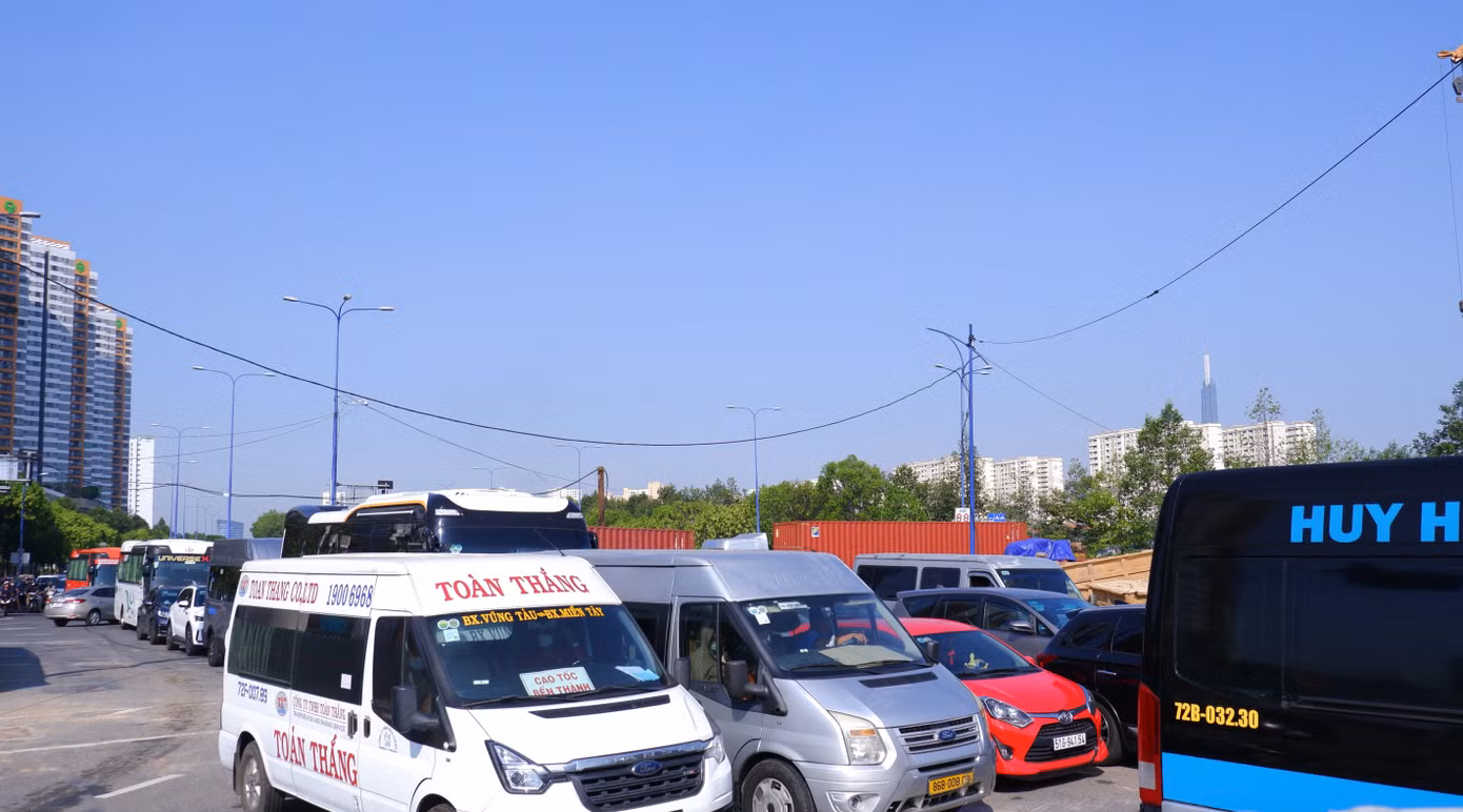 Dòng xe xếp hàng nối đuôi di chuyển chậm tại đường Mai Chí Thọ (TP. Thủ Đức) theo hướng từ hầm sông Sài Gòn đi cao tốc TPHCM - Long Thành - Dầu Giây.