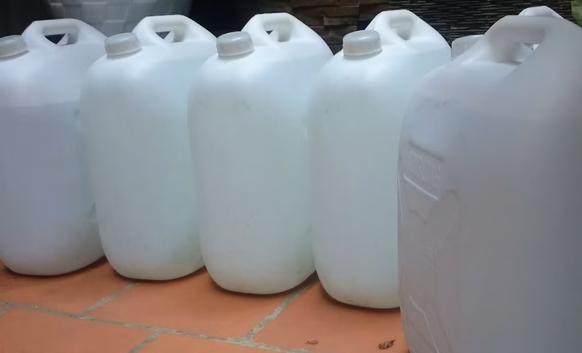 Nhiều người dân Thủ đô vật vã mua từng can nước về dùng ảnh 2