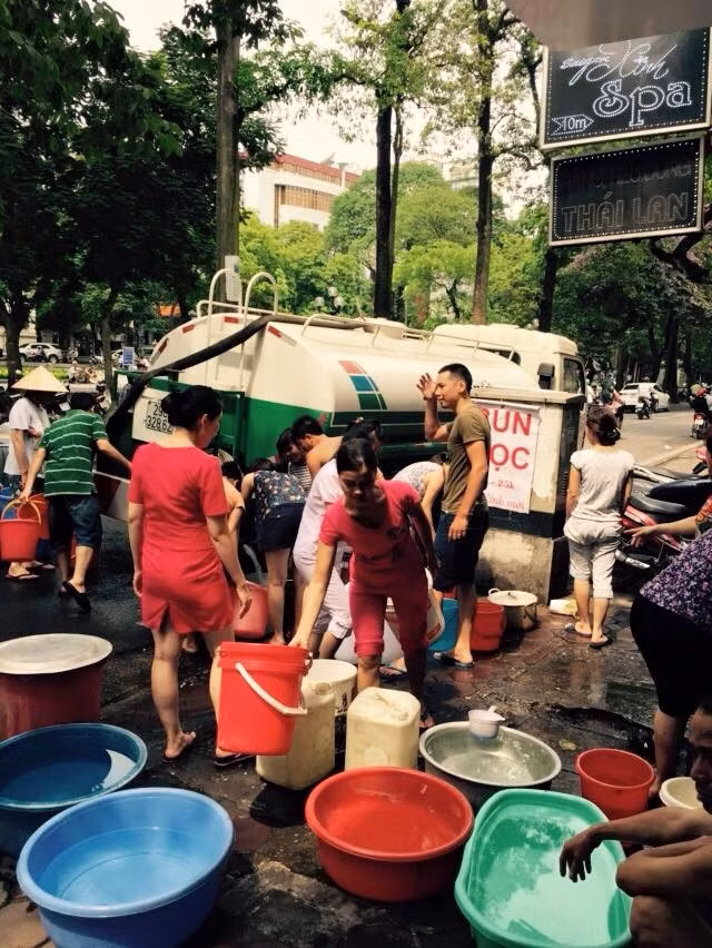 Nhiều người dân Thủ đô vật vã mua từng can nước về dùng ảnh 4