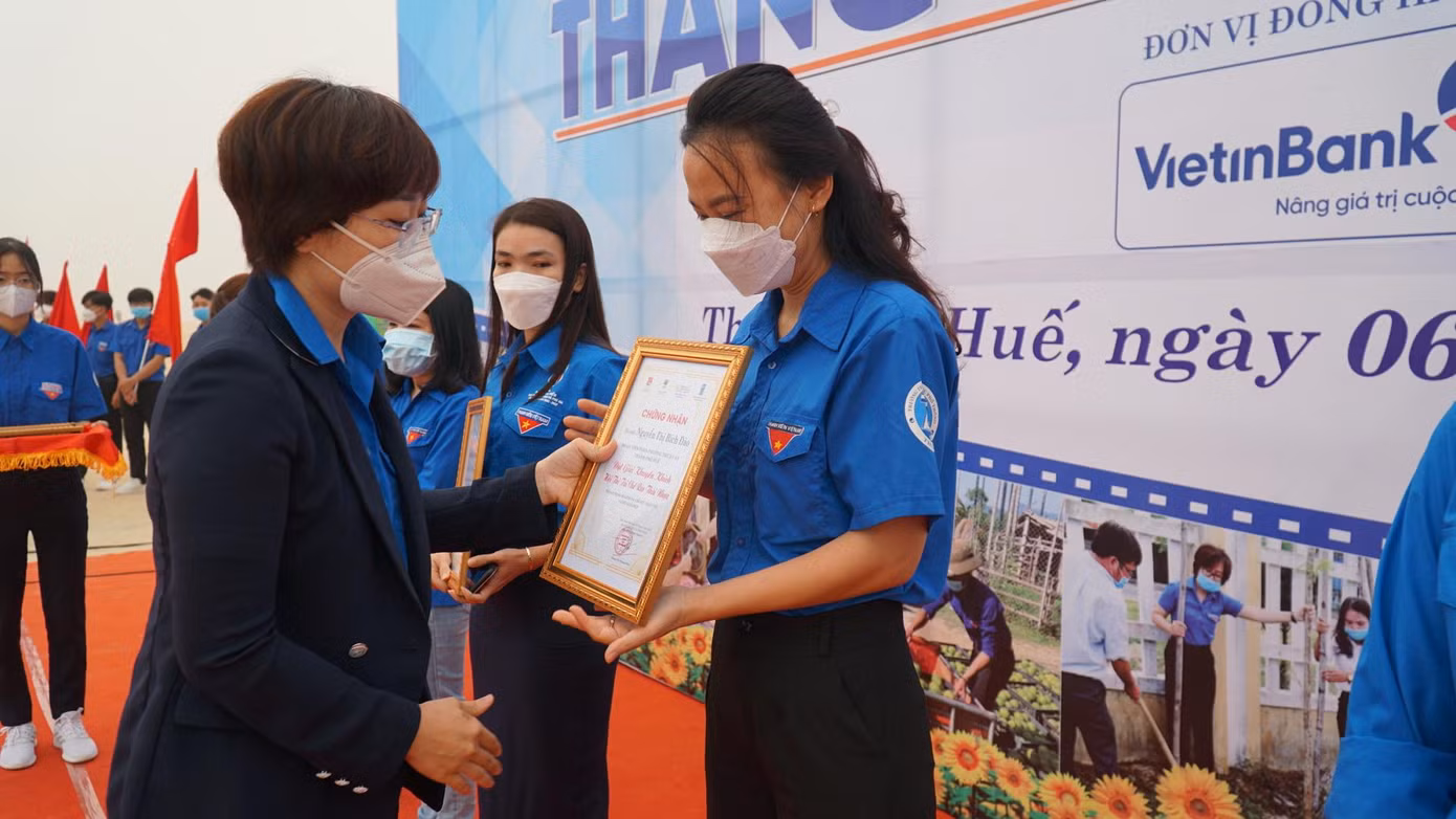 Trao giải cuộc thi tái chế rác thải do Tỉnh Đoàn TT-Huế phát động