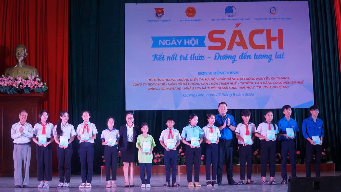 Tặng học bổng cho học sinh có hoàn cảnh khó khăn.