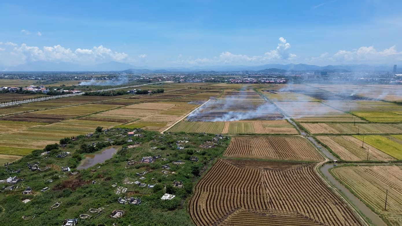 Ông Nguyễn Văn Chính - Phó Chủ tịch UBND huyện Phú Vang - cho biết các cấp chính quyền của huyện không chỉ triển khai tuyên truyền, vận động hạn chế tình trạng đốt rơm rạ sau thu hoạch lúa mà còn cấm người dân thực hiện hành vi này. “Trên địa bàn huyện hiện có khoảng 50 máy cuộn rơm sau thu hoạch, nên góp phần hạn chế đáng kể tình trạng đốt rơm rạ gây ô nhiễm môi trường, ảnh hưởng an toàn giao thông. Tuy nhiên, vấn nạn đốt rơm rạ trên đồng vẫn còn tái diễn ở một vài nơi. Huyện tiếp tục chỉ đạo các địa phương tăng cường giám sát, có chế tài xử lý nghiêm hành vi này", ông Chính thông tin.