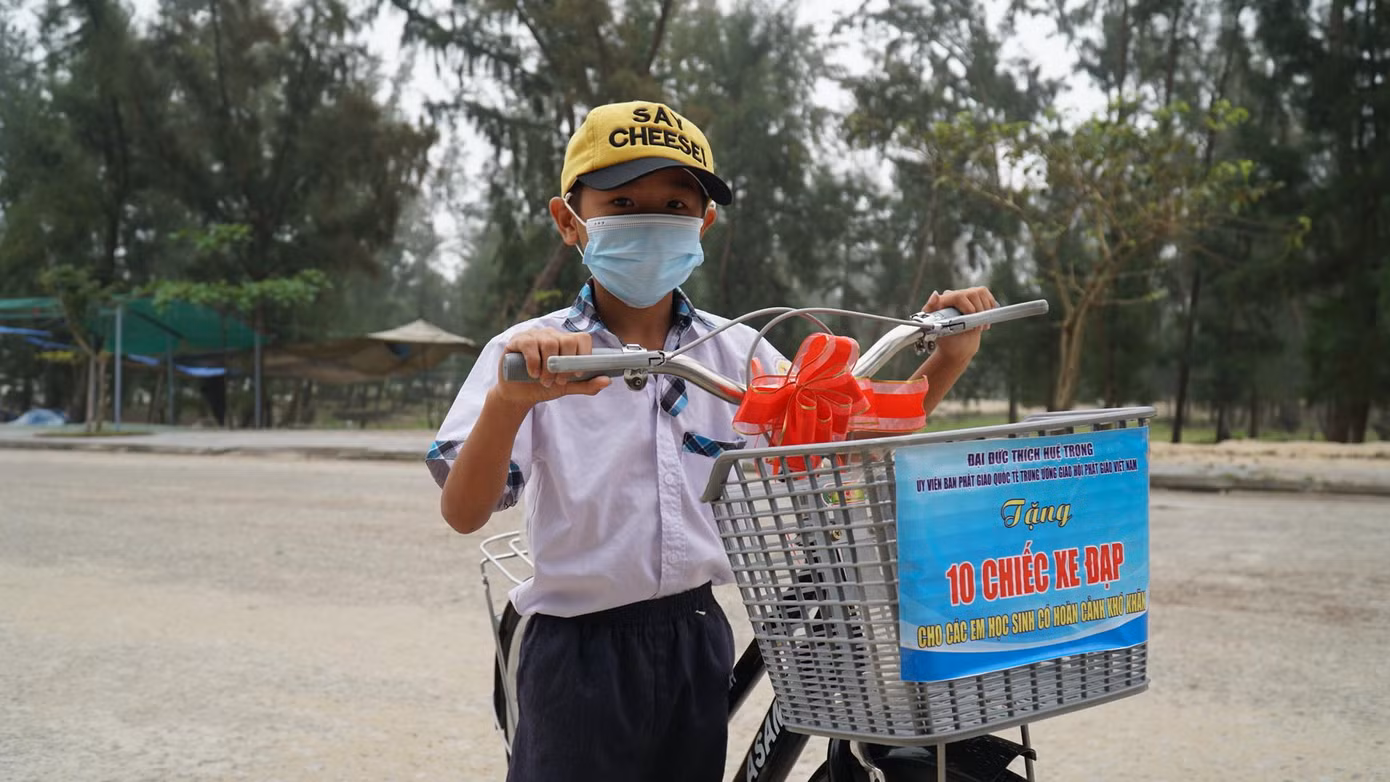 Tặng xe đạp cho học sinh có hoàn cảnh khó khăn