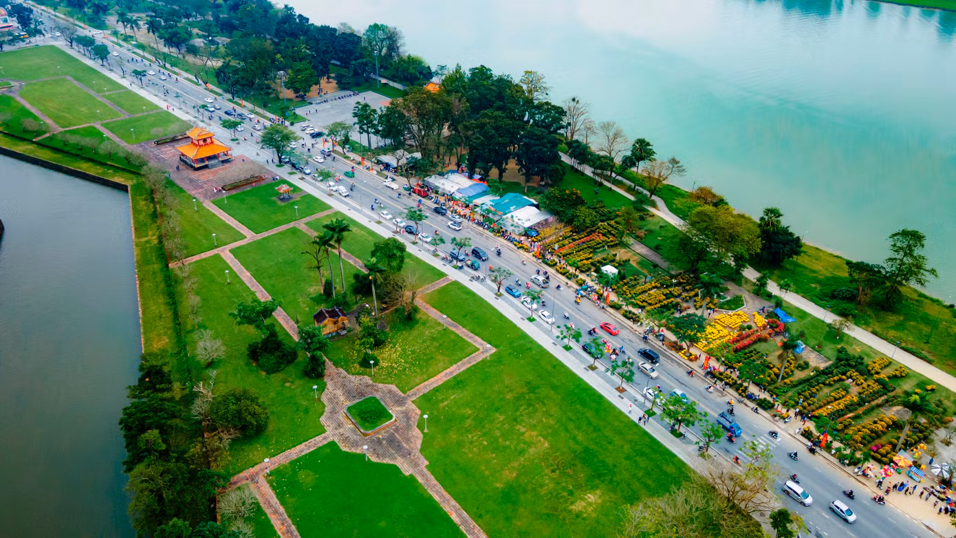Nổi bật giữa công viên cây xanh, thảm cỏ mượt mà gần di tích Kỳ đài Huế là những cụm trang trí rực rỡ sắc màu của hoa Xuân. Ảnh: Đình Hoàng