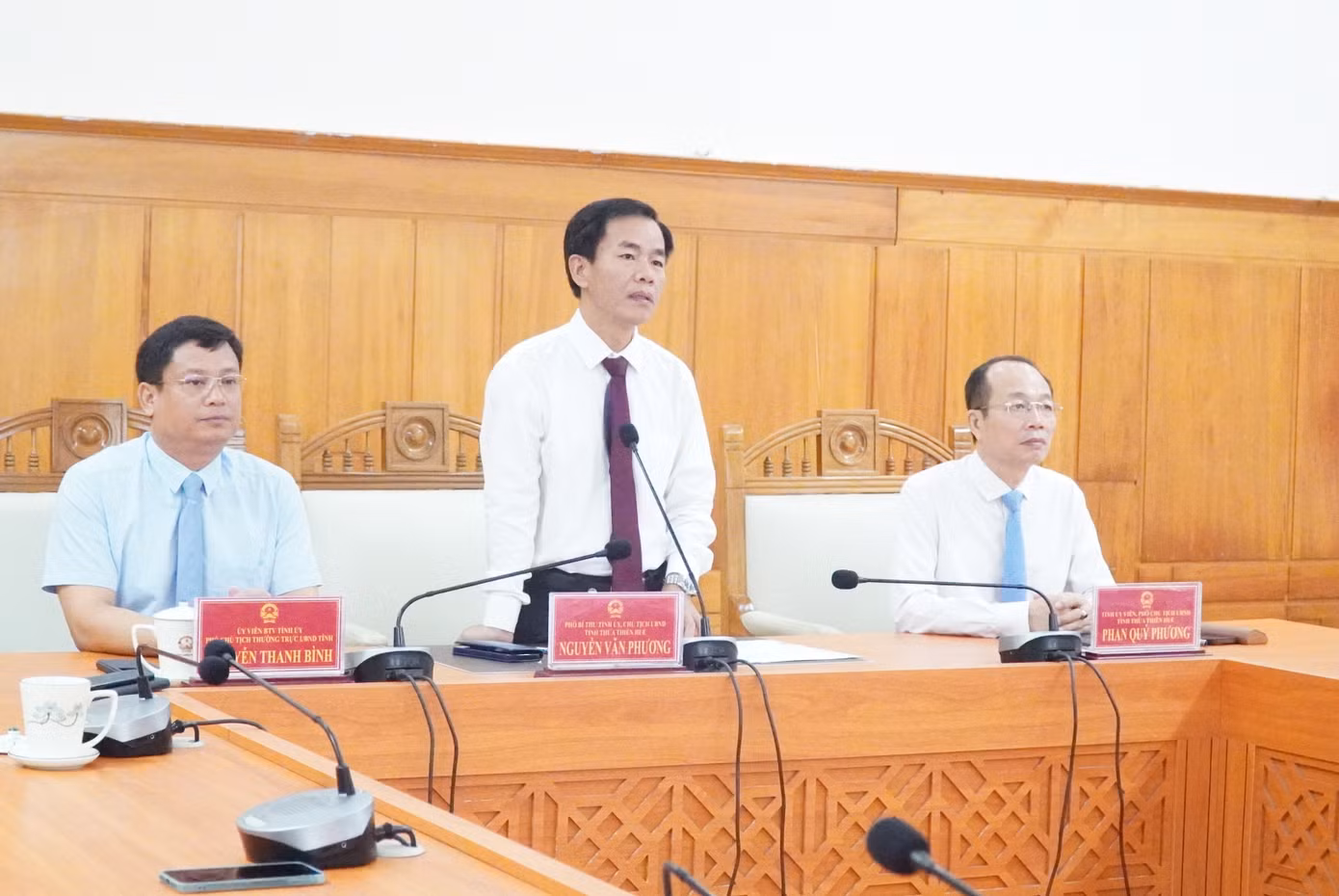 Chủ tịch UBN2D tỉnh TT-Huế Nguyễn Văn Phương (giữa) giữa phát biểu chúc mừng tân Quán quân Đường lên đỉnh Olympia Võ Quang Phú Đức.