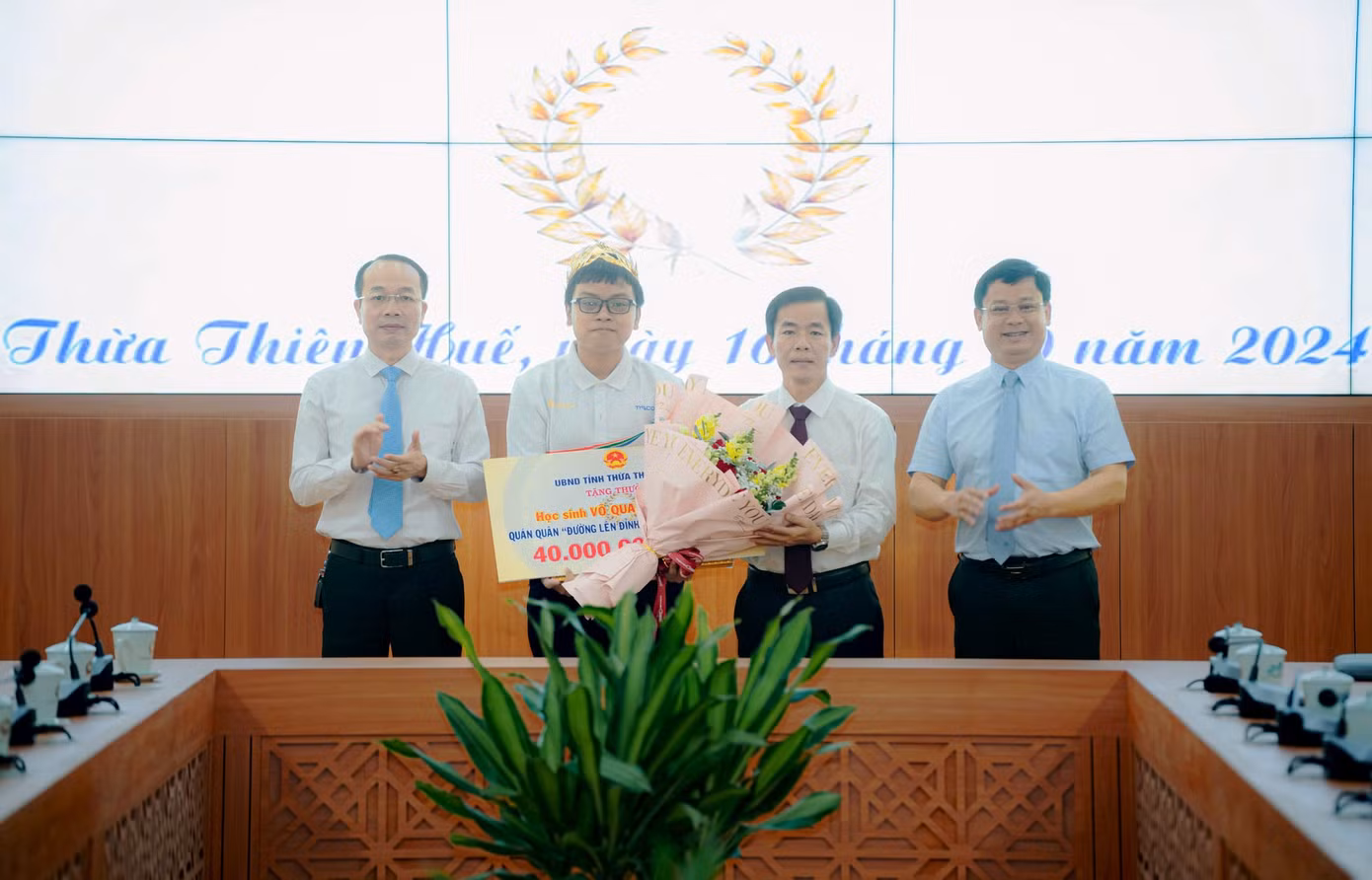 Chủ tịch UBND tỉnh TT-Huế Nguyễn Văn Phương cùng các lãnh đạo tỉnh chúc mừng, biểu dương, khen thưởng em Võ Quang Phú Đức.