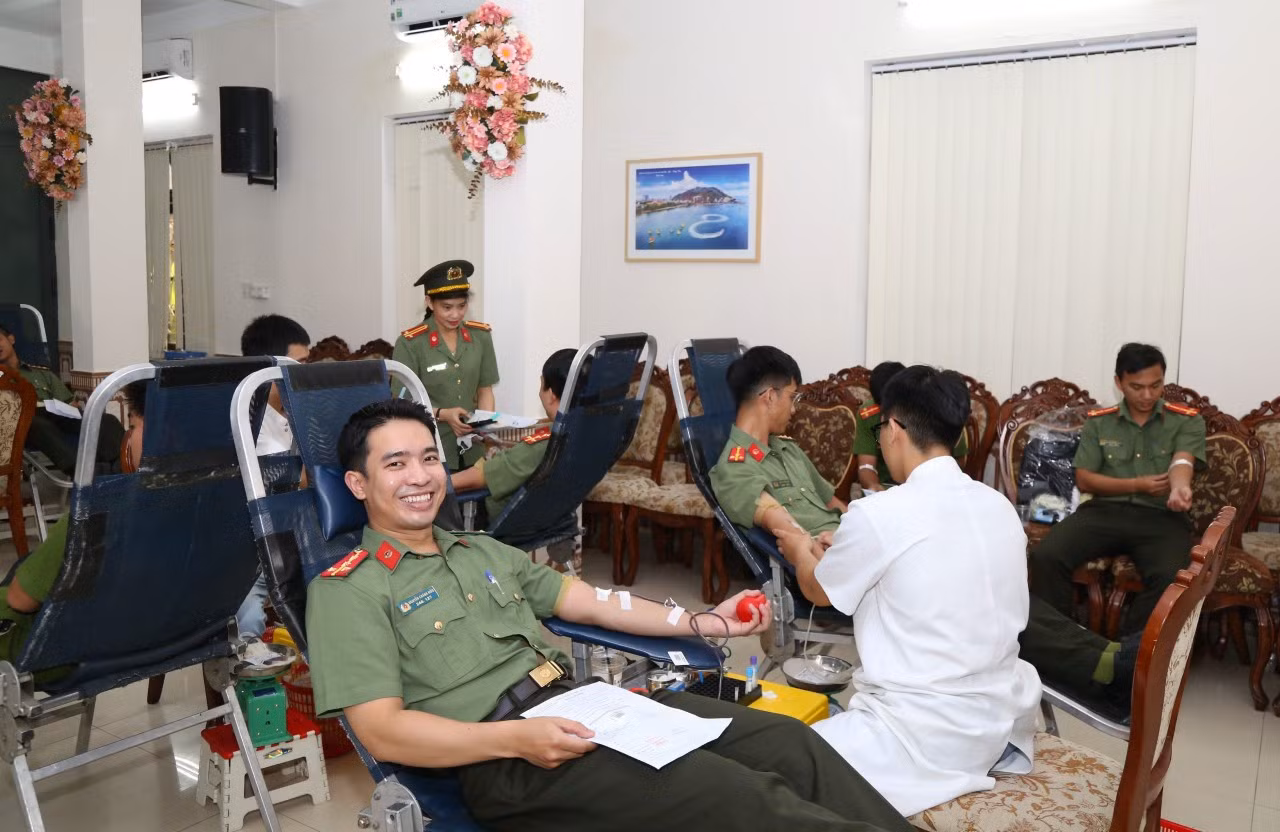 Tuổi trẻ Công an TT-Huế tích cực hiến máu tình nguyện.