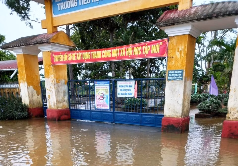 Trường học tại thị xã Hương Trà vẫn trong cảnh ngập lụt, học sinh chuyển qua học trực tuyến