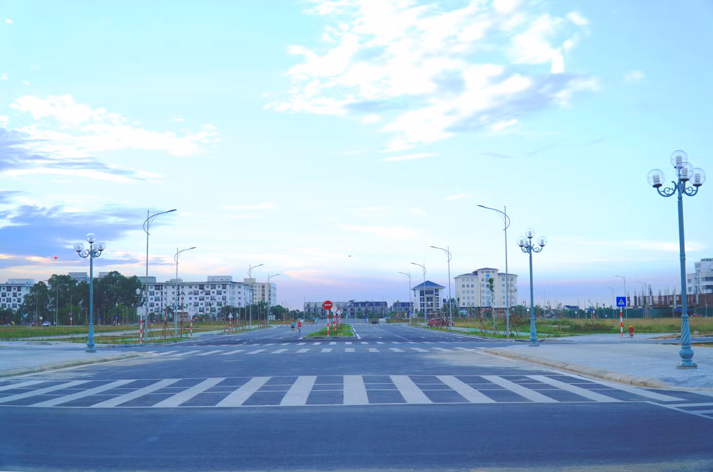Trong đó, hệ thống mặt đường được nâng cấp, tôn cao, thảm nhựa mới.