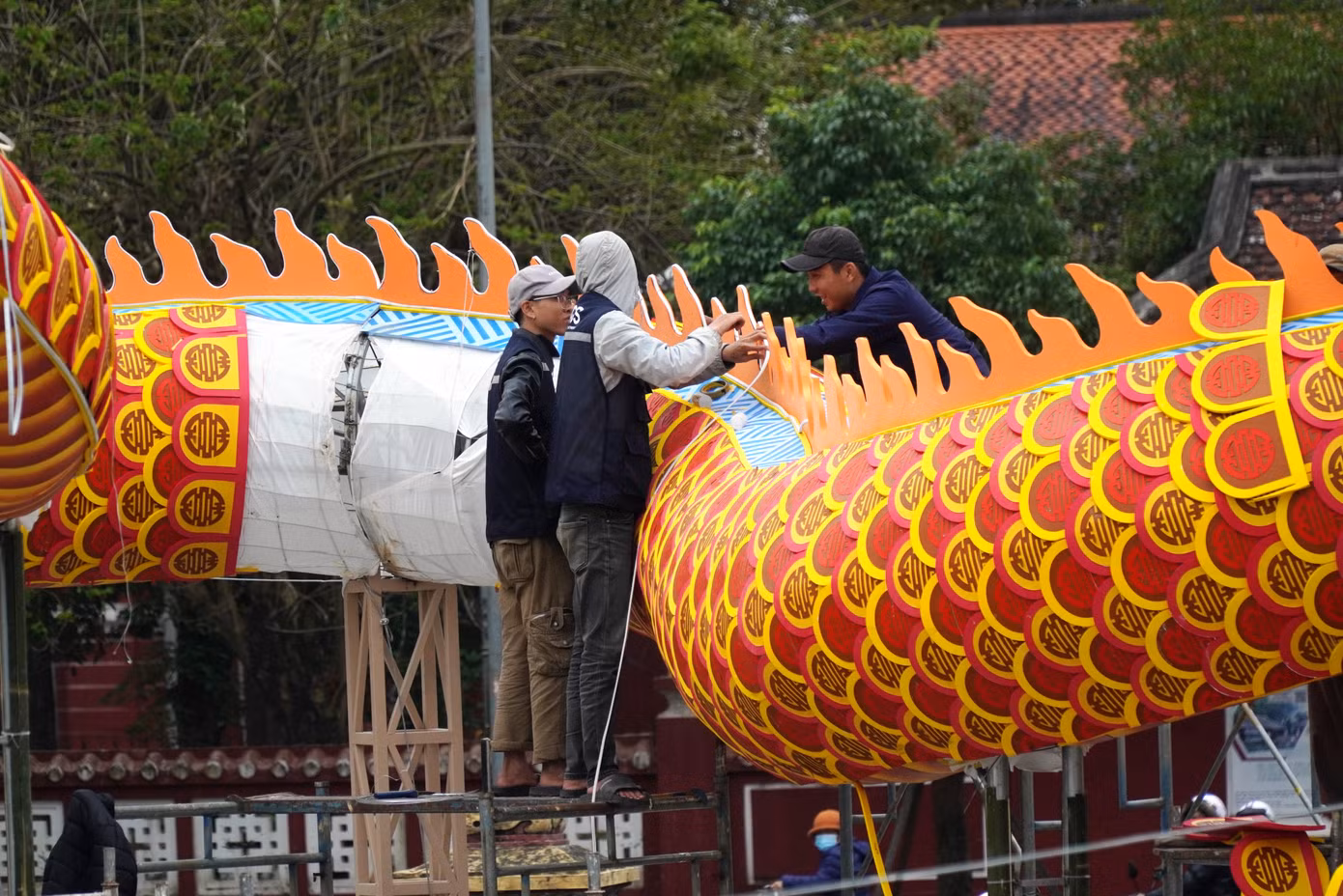 Thân rồng được làm bằng khung thép tròn, có nhiều đoạn uốn lượn từ đầu, thân, đến phần đuôi.
