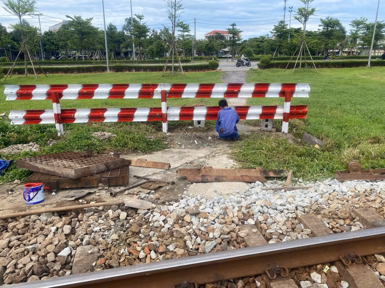 Việc rào chắn, xóa bỏ các lối đi tự phát này xuất phát từ thực trạng đáng lo ngại do các đường ngang băng đường sắt có khẩu độ nhỏ hẹp, khuất tầm nhìn, không có rào chắn hay biển cảnh báo, tiềm ẩn nguy cơ tai nạn cao.