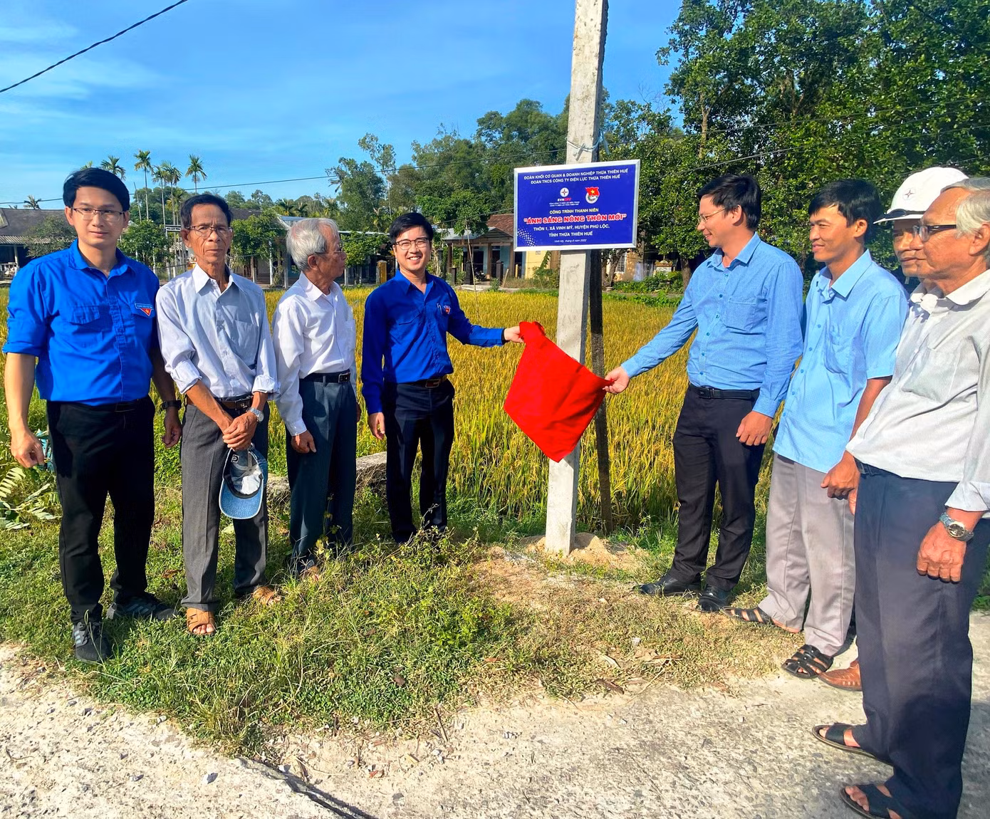Thực hiện công trình thanh niên "Ánh sáng nông thôn mới" tại xã Vinh Hưng, huyện Phú Lộc, TT-Huế