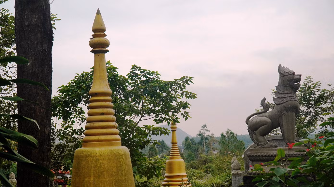 Trong không gian yên tĩnh, trong lành, du khách còn được chiêm ngưỡng kiến trúc khác lạ, đặc biệt trên mảnh đất xứ Huế mộng mơ.