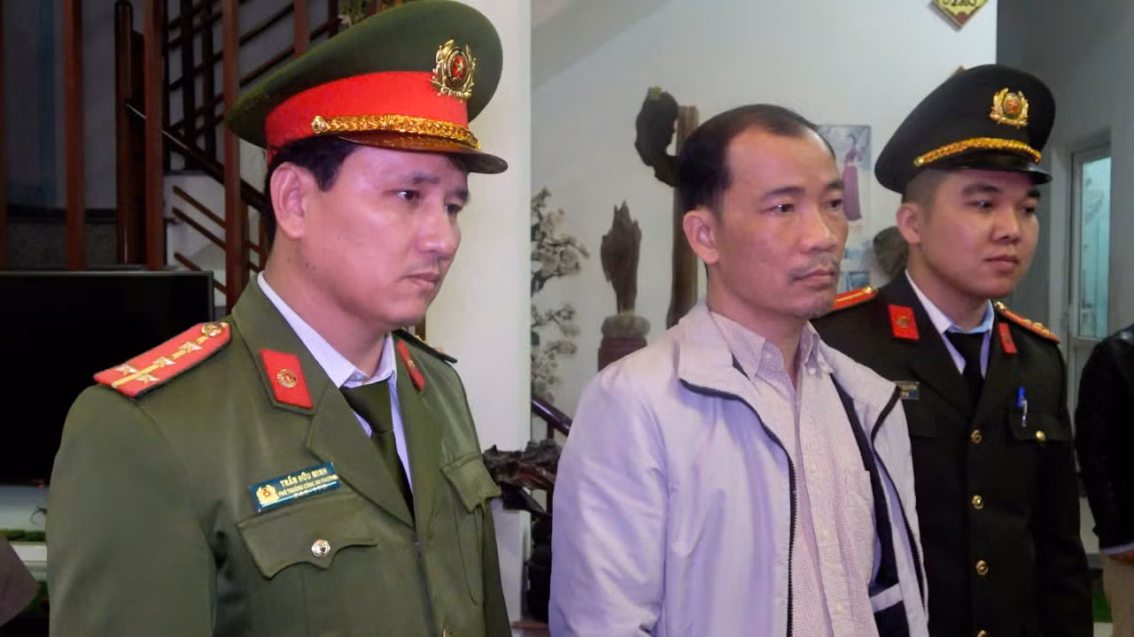 Nguyễn Xuân Bình (giữa) bị bắt về hành vi hành vi "Hoạt động nhằm lật đổ chính quyền nhân dân".