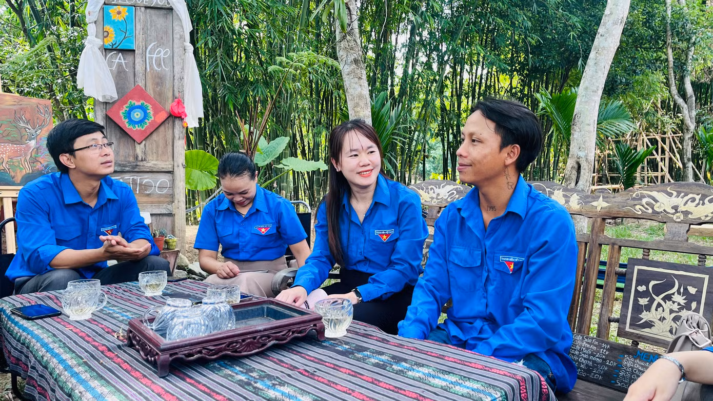Thăm mô hình khởi nghiệp và động viên thanh niên hoàn lương tốt từng có quá khứ lầm lỡ ở huyện miền núi A Lưới, TT-Huế.