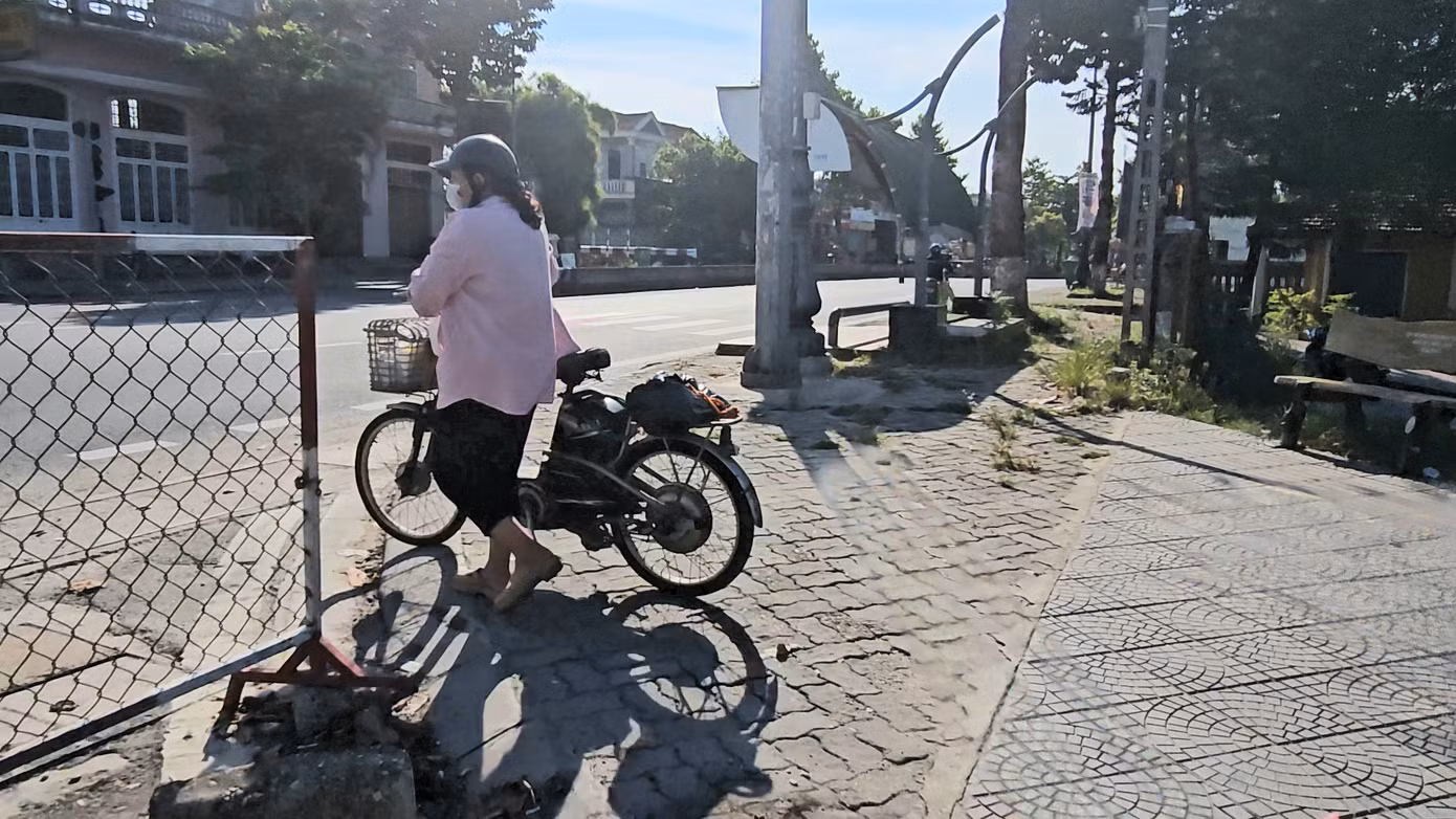 Ngày thường, nơi đây gần như là tuyến đường “chết”, thi thoảng có những người điều khiển xe máy, xe đạp băng lên vỉa hè len qua kẽ hở hàng rào tiếp giáp quốc lộ 1 để vào ra đoạn tỉnh lộ 7 nối dài.