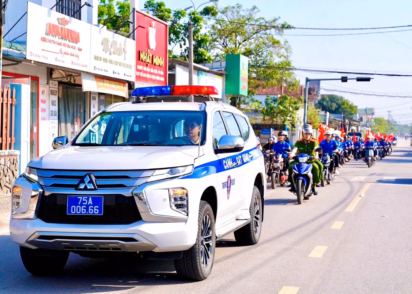 Tuần hành tuyên truyền về an toàn giao thông.