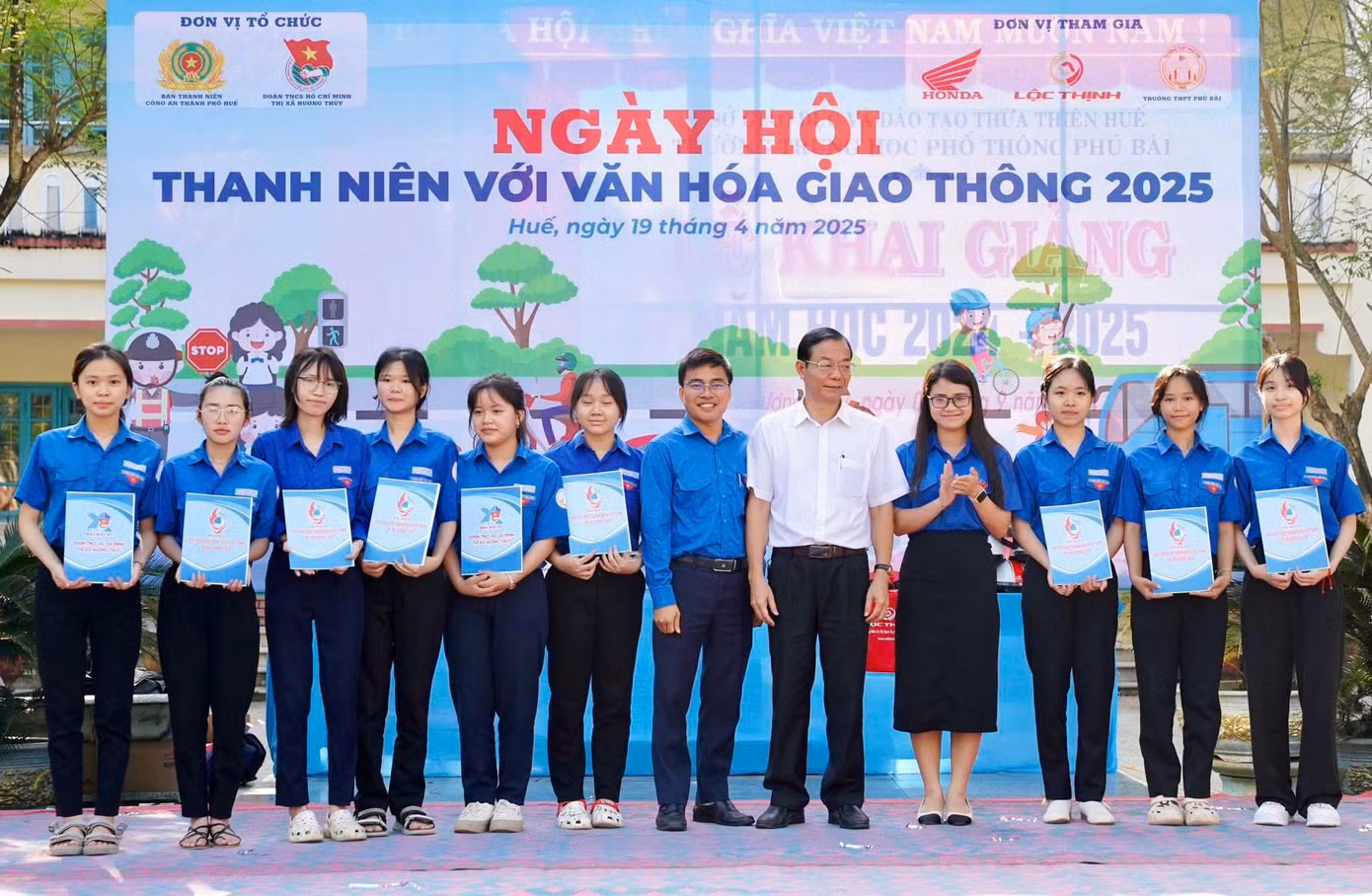 Trao quà cho học sinh có hoàn cảnh khó khăn.