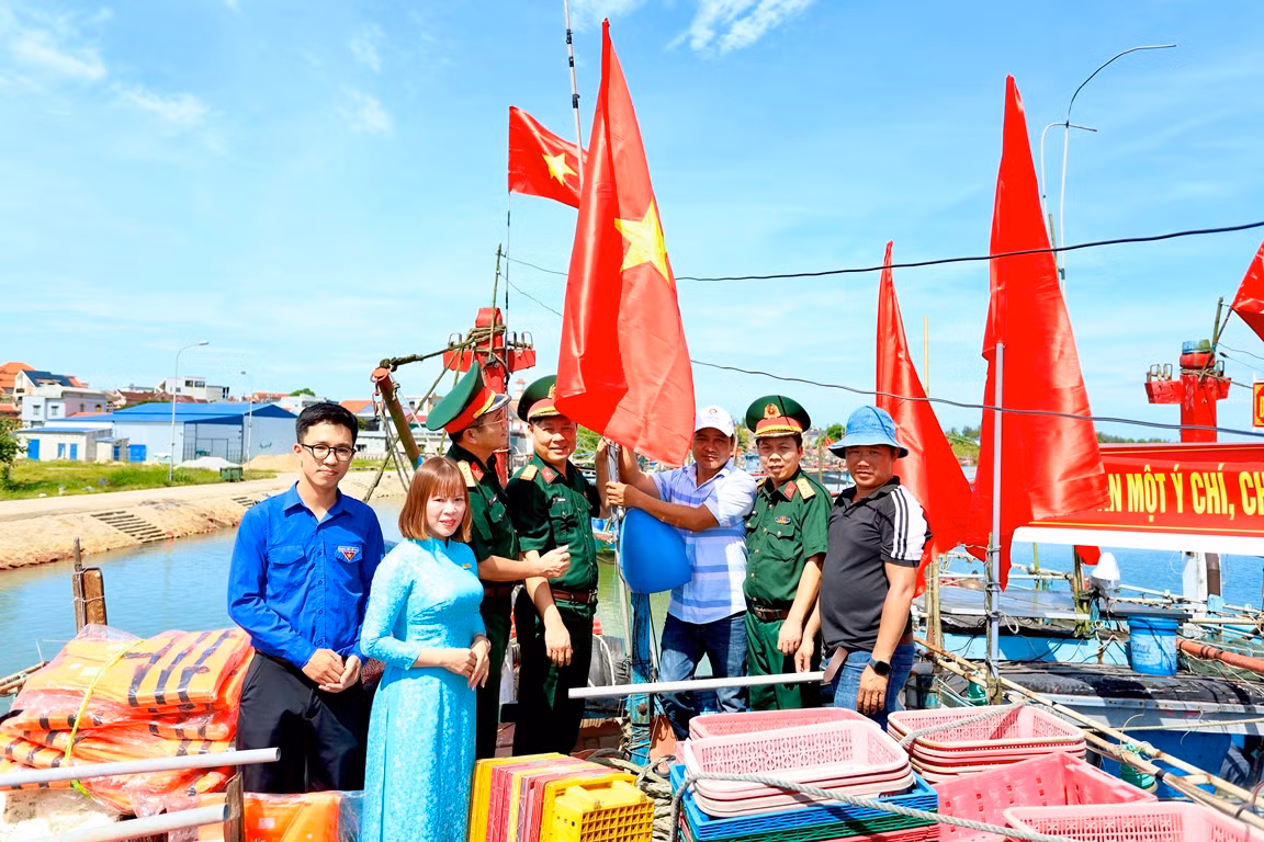 Tặng 500 lá cờ Tổ quốc và 100 chiếc áo phao cứu sinh cho ngư dân TP Huế.