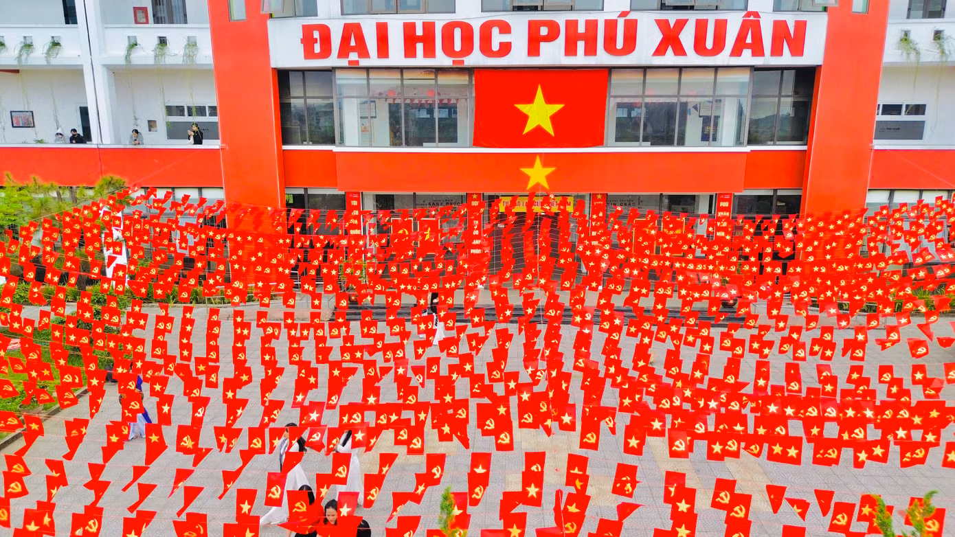 Tại Trường Đại học Phú Xuân (quận Thuận Hóa, TP Huế), hơn 5.000 lá cờ Tổ quốc và cờ Đảng được sắp xếp công phu phủ kín sân trường, các hành lang, tạo nên một không gian thiêng liêng, cảm xúc và đầy cuốn hút.