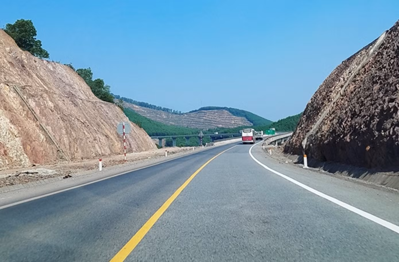 Hạng mục bổ sung cuối cùng về thi công thí điểm 7 làn dừng khẩn cấp trên cao tốc dự kiến sẽ hoàn thành trong tháng 4/2024.