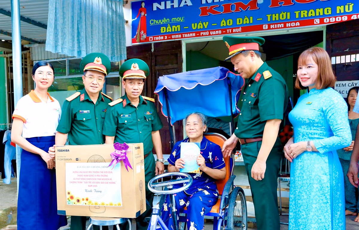 Thăm, tặng quà cho người già, người tàn tật tại Huế.