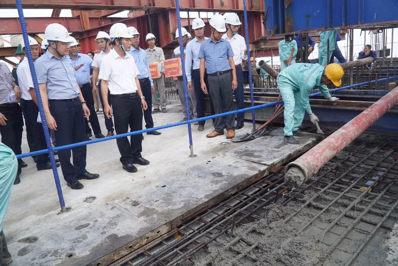 Cầu vượt cửa biển Thuận An hợp long là mốc kỹ thuật quan trọng, đánh dấu giai đoạn thi công nước rút để hoàn thành tuyến đường bộ ven biển quốc gia đoạn qua TP Huế.