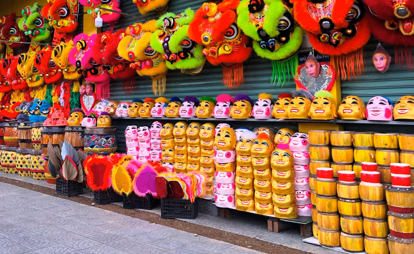 Chị B.H, kinh doanh đầu lân trên đường Trần Hưng Đạo (Huế), ngán ngẩm: “Dịch vụ múa lân trung thu của các đoàn lân trên địa bàn không thể hoạt động do dịch bệnh. Đó là nguyên nhân chính khiến sức mua sắm các sản phẩm múa lân tại Huế giảm sút chưa từng thấy, người kinh doanh lỗ nặng”. Trong ảnh: Các món 'phụ kiện' kèm theo dịch vụ múa đầu lân cũng ế ẩm chưa từng thấy