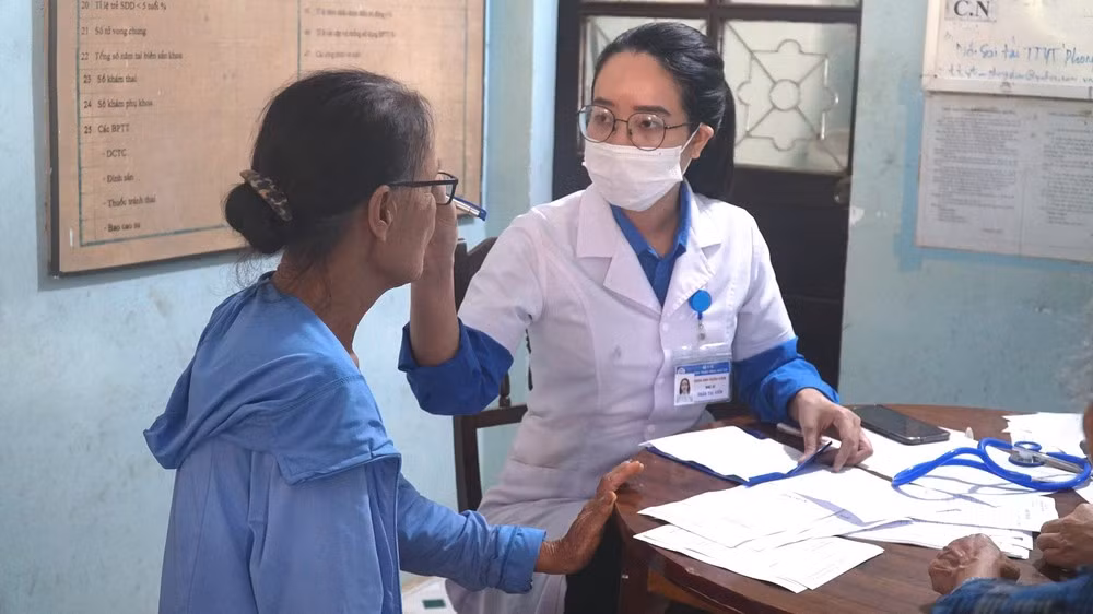 Thầy thuốc trẻ tỉnh TT-Huế khám bệnh miễn phí cho người dân vùng khó khăn.