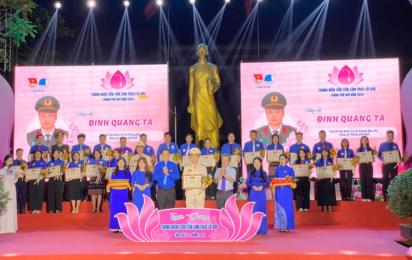 Tuyên dương, tặng bằng khen cho 20 tập thể và 34 cá nhân điển hình thanh niên tại Huế làm theo lời Bác dạy.