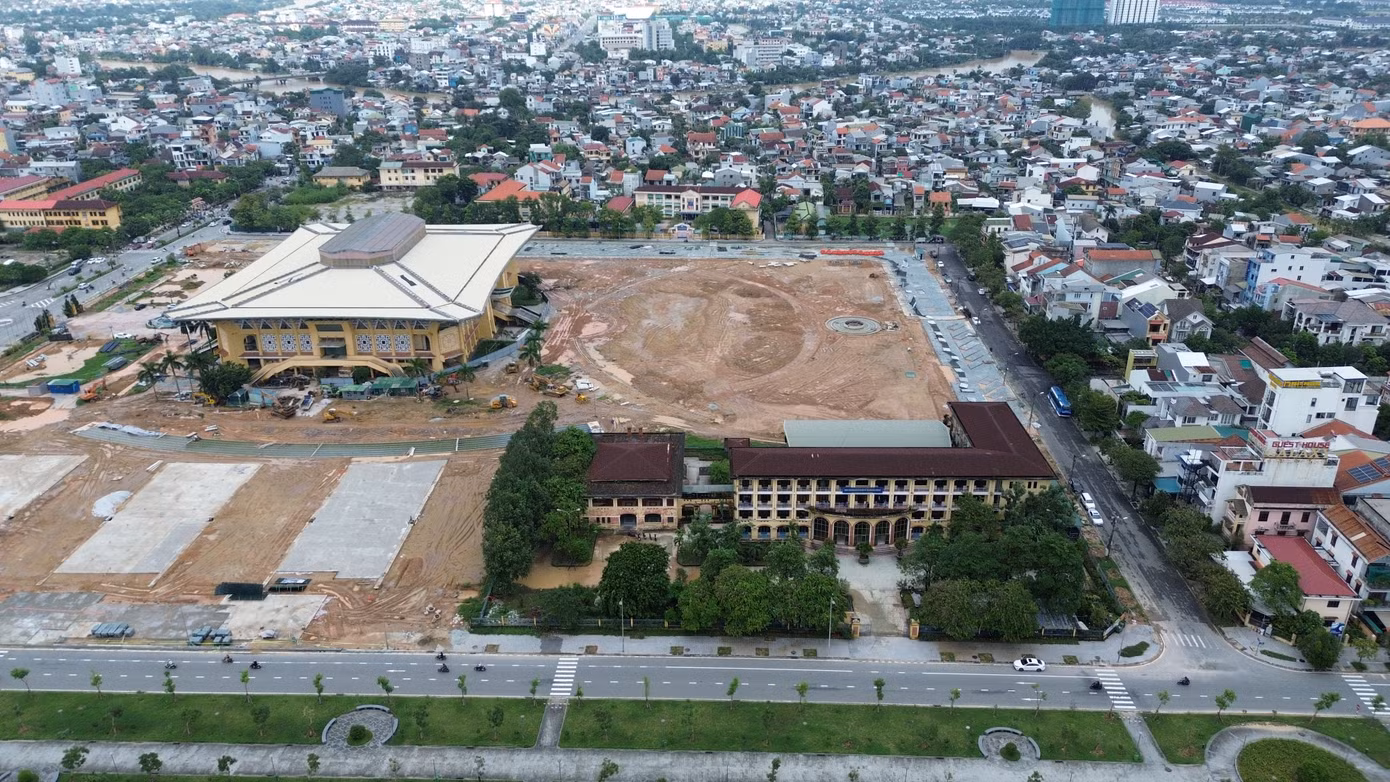 Theo tìm hiểu của PV, khi đầu tư xây dựng quảng trường văn hóa, tỉnh TT-Huế có chủ trương bố trí quỹ đất rộng 7,6 ha để di chuyển Trung tâm HL&amp;TĐTT về khu E Khu đô thị mới An Vân Dương. Tuy nhiên, cơ sở hạ tầng trung tâm huấn luyện mới vẫn chưa được xây dựng, do cần phải có lộ trình nghiên cứu, lập thủ tục triển khai đầu tư. Ảnh: Thế Nghĩa