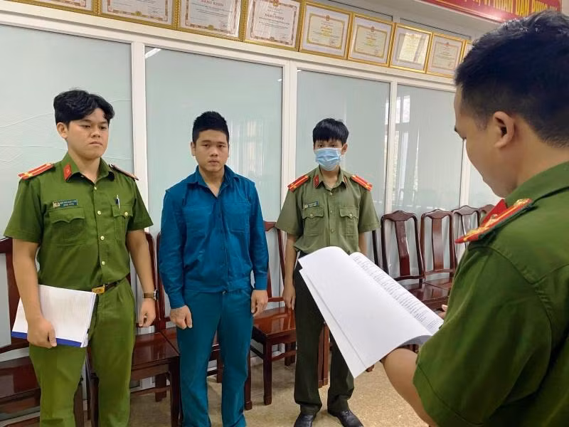 Công an đọc lệnh khởi tố, bắt tạm giam Vũ Đức Anh (thứ hai từ trái sang). Ảnh CACC