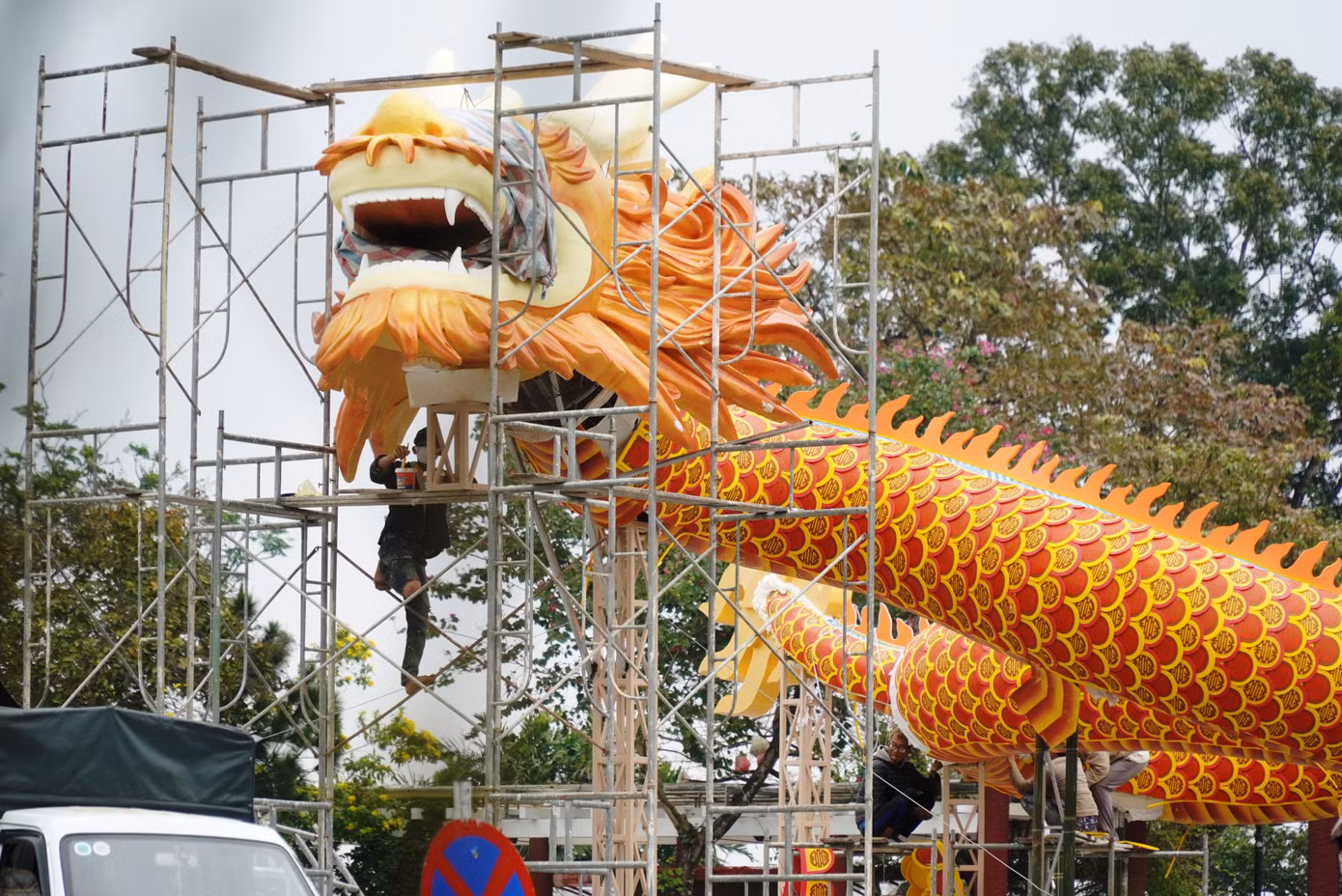 Tạo hình rồng trang trí Tết tại Huế có chiều dài 30m.