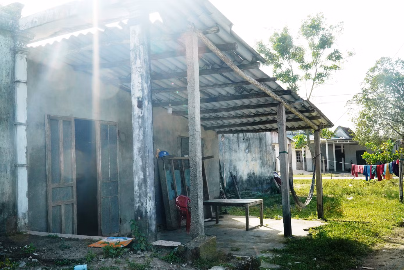Nói về tình hình địa phương, ông Lê Công Minh - Chủ tịch UBND xã Lộc Vĩnh, cho biết, từ năm 2011, hơn 100 hộ dân tại thôn Phú Hải đã được đưa vào danh sách di dời, tái định cư để nhường đất cho dự án. Phần lớn nhà cửa, đất đai đều đã được rà soát, thẩm định từ nhiều năm trước. Thế nhưng, đến nay, công tác giải phóng mặt bằng vẫn dậm chân tại chỗ.